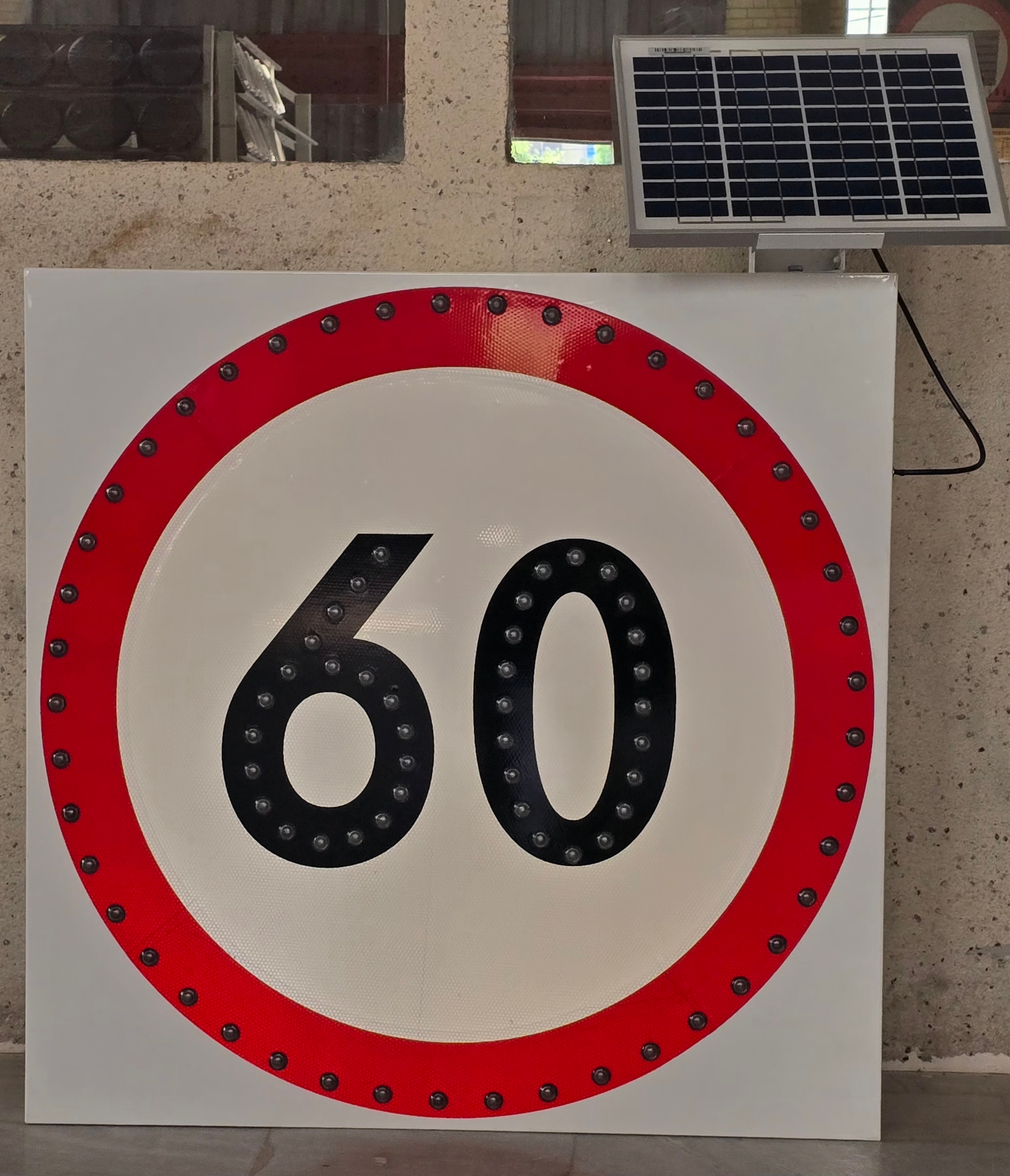 تابلو سرعت ۶۰ کیلومتر سولار